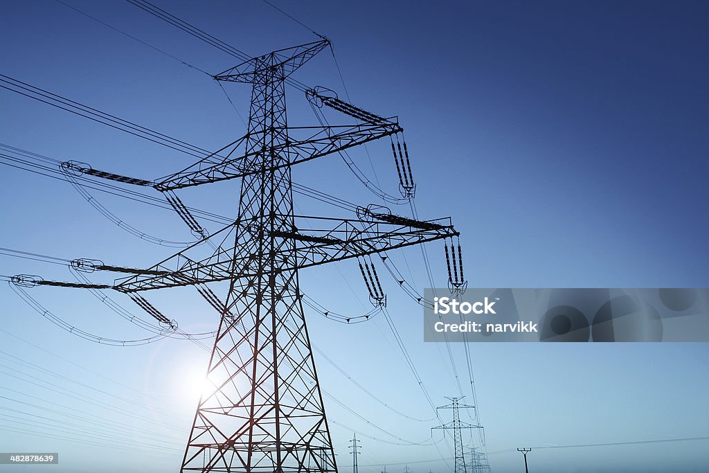 Câbles électriques et Rising Sun - Photo de Pylône électrique libre de droits
