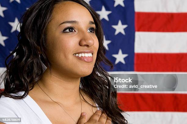 Patriótica Sériehispânico Menina Jurar Bandeira - Fotografias de stock e mais imagens de Jurar Bandeira - Jurar Bandeira, 30-39 Anos, Juramento