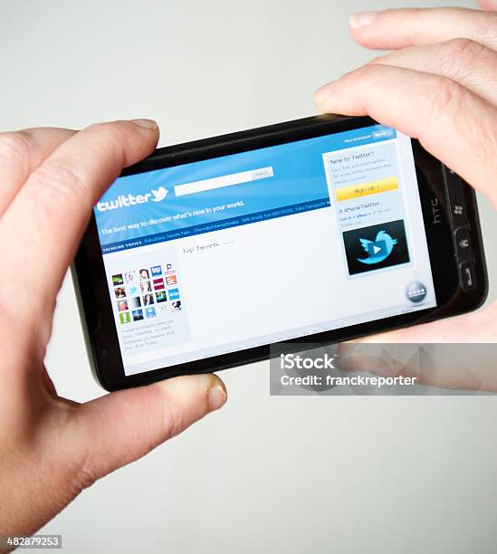 손으로 쥠 A Smarthphone 표시중 Twitter 지원 사교모임에 대한 스톡 사진 및 기타 이미지 - 사교모임, . com, Brand Name