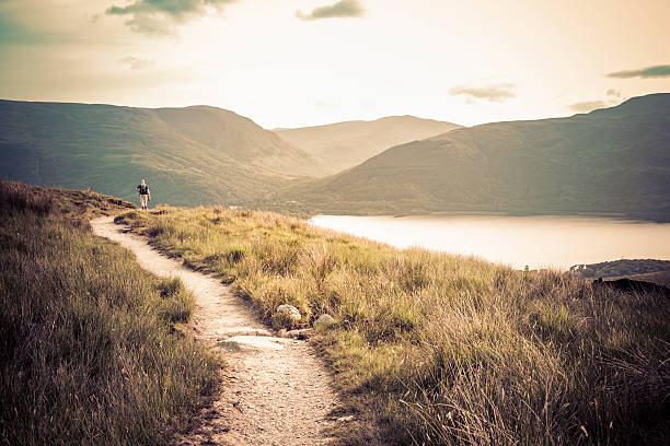 ローンハイカーを歩くベンローモンド山 - loch lomond loch ben lomond scotland ストックフォトと画像