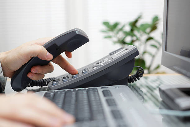 empresário está discando um número de telefone do escritório - telephone dialing human hand office - fotografias e filmes do acervo