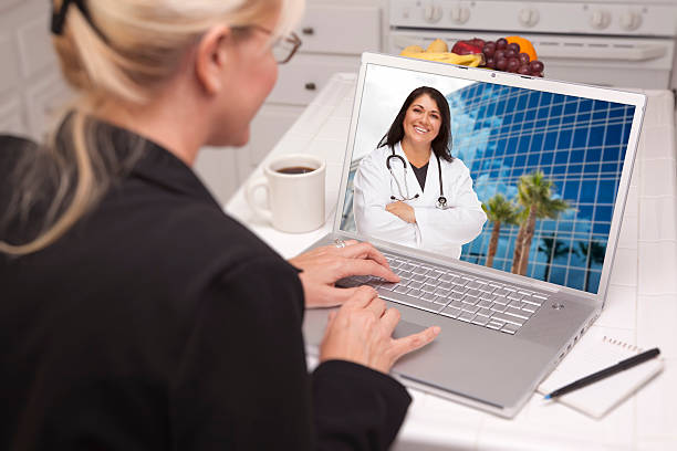 mulher usando laptop, on-line com enfermeiros ou médico - women home video camera camera vitality - fotografias e filmes do acervo