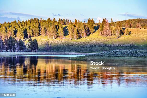 Foto de Paisagem No Parque Nacional De Yellowstone Wyoming e mais fotos de stock de Azul - Azul, Beleza natural - Natureza, Cena de tranquilidade