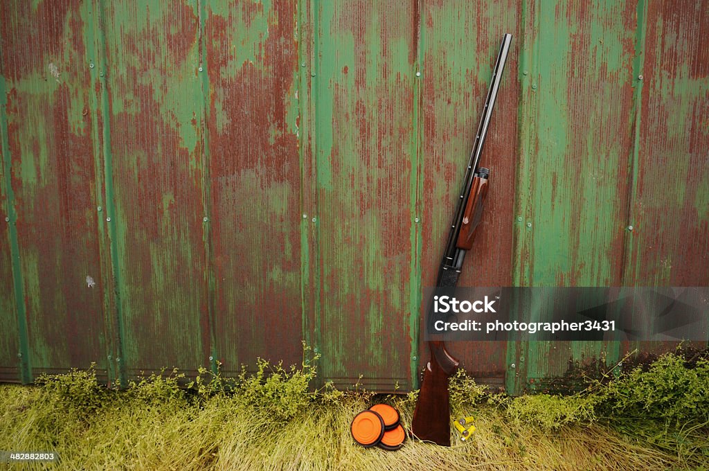 Shotgun y carcasas - Foto de stock de Tiro skeet libre de derechos