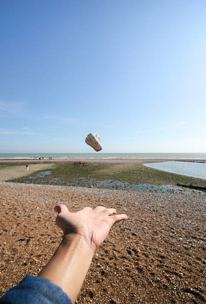 homem trhowing rock - throwing stone human hand rock - fotografias e filmes do acervo