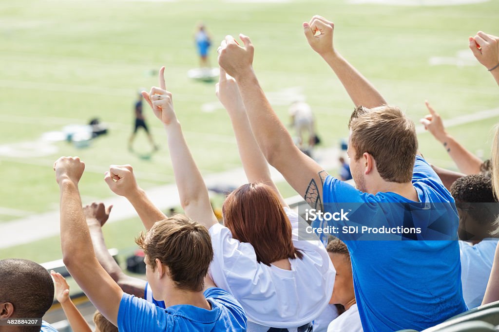 Sports fans Jubeln der Zuschauer und Spieler während des Spiels auf Feld - Lizenzfrei Stadion Stock-Foto