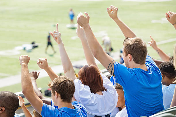 sports fans jubeln der zuschauer und spieler während des spiels auf feld - soccer teenager team ball stock-fotos und bilder