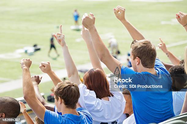 Sports Fans Jubeln Der Zuschauer Und Spieler Während Des Spiels Auf Feld Stockfoto und mehr Bilder von Stadion