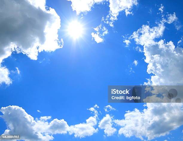 Céu Azul E Sol - Fotografias de stock e mais imagens de Azul - Azul, Beleza natural, Branco