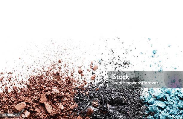 Photo libre de droit de Fard À Paupières Poudre banque d'images et plus d'images libres de droit de Maquillage - Maquillage, Cassé, Couleur vive