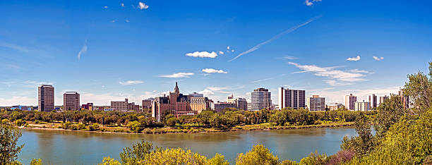 fotografia de arquivo da estação do centro da cidade de panorama de verão saskatoon margem do rio - south saskatchewan river imagens e fotografias de stock