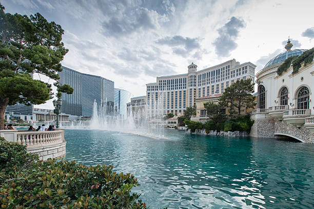 lago di bellagio las vegas - the cosmopolitan of las vegas foto e immagini stock