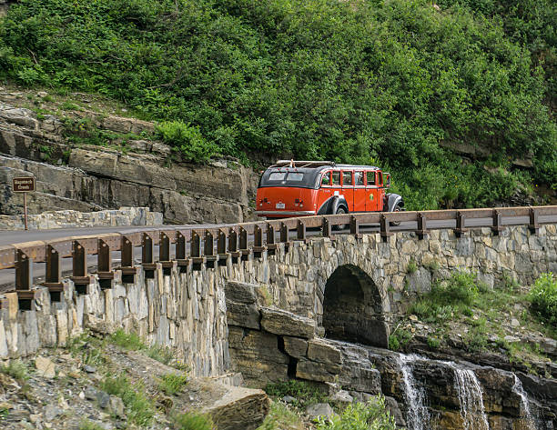 vermelho bus tours - us glacier national park montana bus park imagens e fotografias de stock