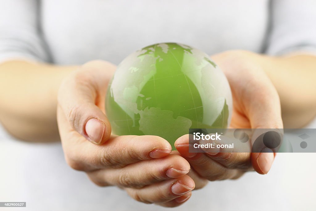 Green globe na mão - Foto de stock de Meio ambiente royalty-free