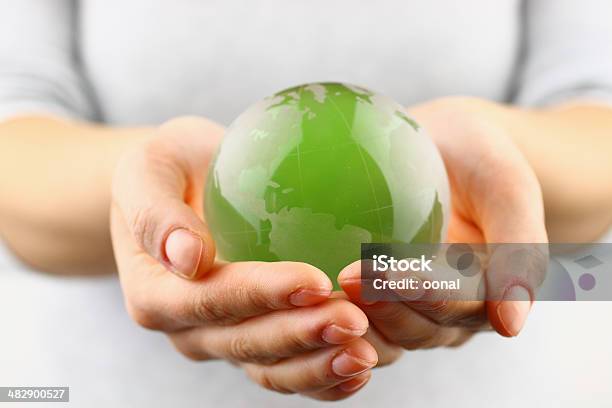 Foto de Green Globe Na Mão e mais fotos de stock de Meio ambiente - Meio ambiente, Preservação ambiental, Responsabilidade