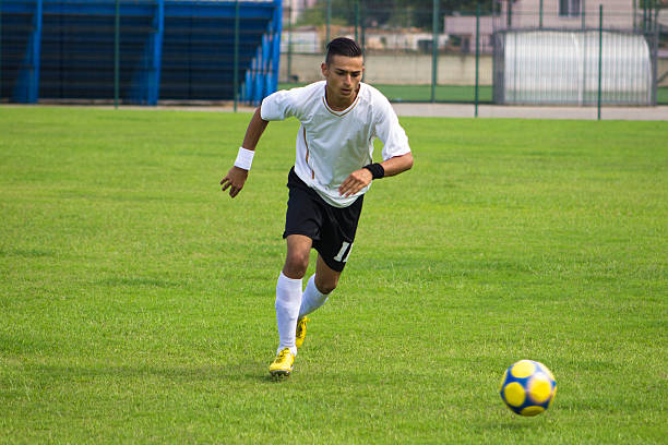 soccer player z freekick na boisko do piłki nożnej - soccer shoe soccer player kicking soccer field zdjęcia i obrazy z banku zdjęć