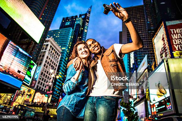 Stile Di Vita Di Coppia Di New York City - Fotografie stock e altre immagini di Times Square - Manhattan - New York - Times Square - Manhattan - New York, Fotografare, Turista