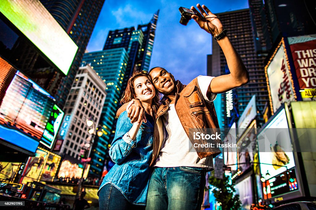 Casal de estilo de vida de cidade de Nova York - Foto de stock de Times Square - Manhattan royalty-free