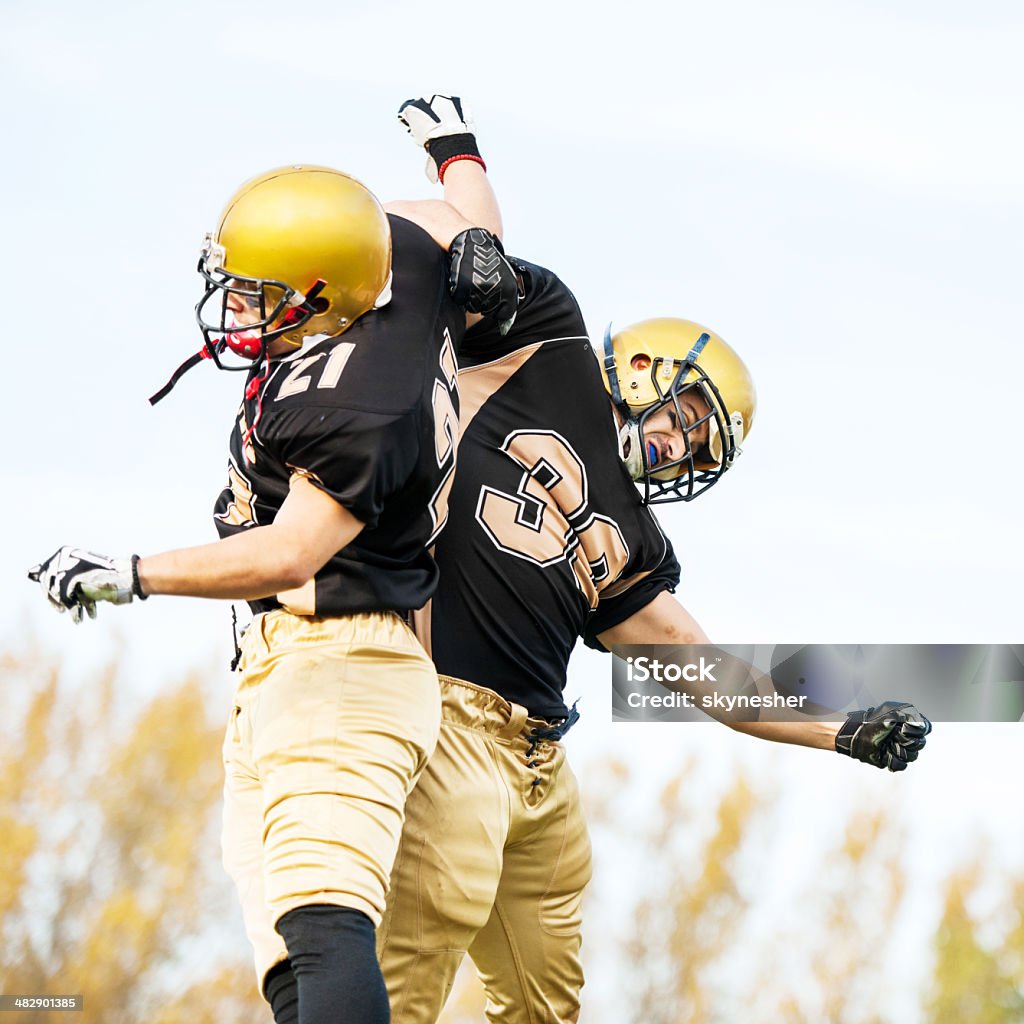 Dos jugadores de fútbol americano en acción. - Foto de stock de Fútbol americano universitario libre de derechos