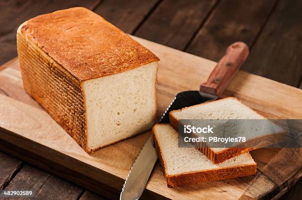 Barra De Pan En Tabla De Cortar Foto de stock y más banco de imágenes de Al horno - Al horno, Alimento, Barra de pan