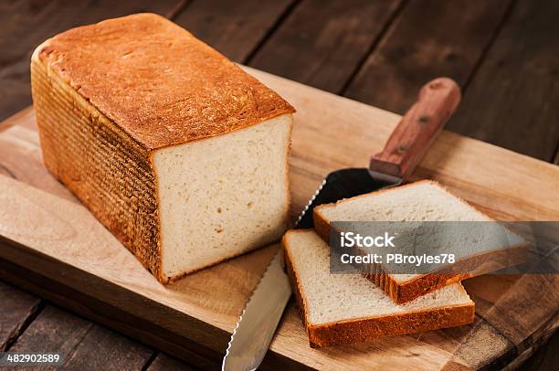 Pane Sul Tagliere - Fotografie stock e altre immagini di Briciola - Briciola, Cibo, Coltello per il pane