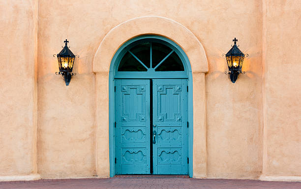 dos puertas de iglesia de san felipe neri en albuquerque - albuquerque catholicism church new mexico fotografías e imágenes de stock