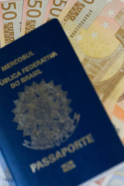 Dinero Euro y brasileros pasaporte - foto de stock