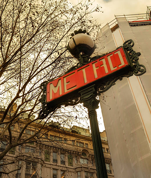 sinal do metro - paris france retro revival paris metro train sign imagens e fotografias de stock