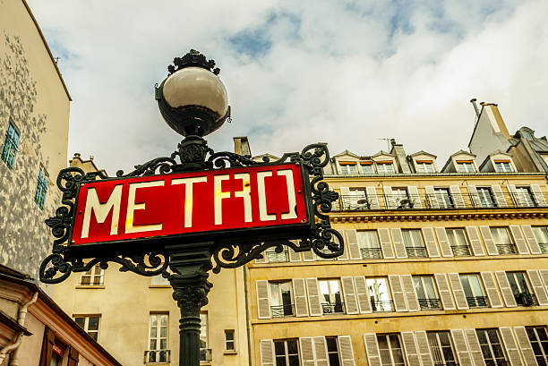 sinal do metro - paris france retro revival paris metro train sign imagens e fotografias de stock