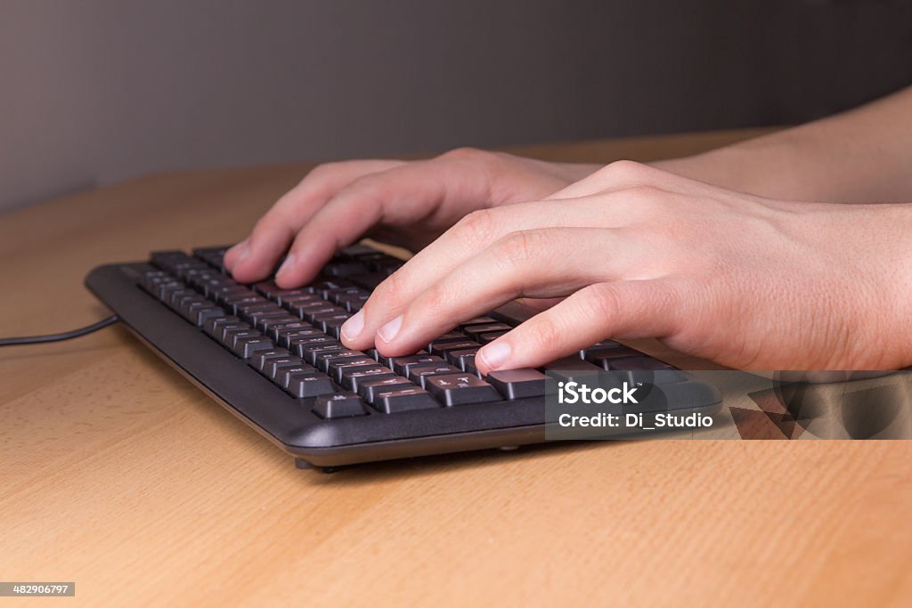 Macho mãos e teclado do computador - Royalty-free Adulto Foto de stock