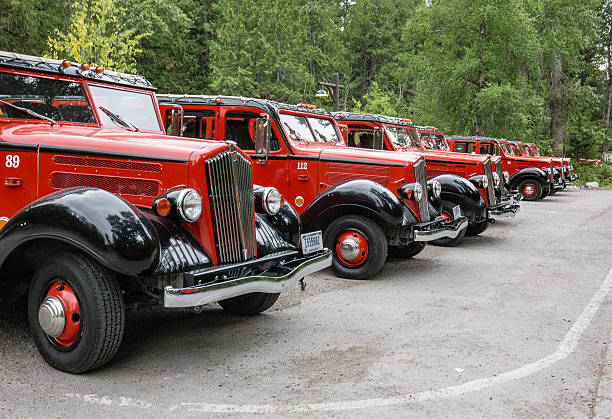 rote busse - us glacier national park montana bus park stock-fotos und bilder