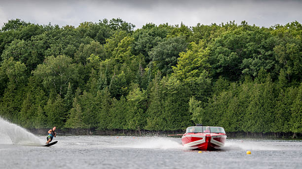 slalom di sci traino - water ski foto e immagini stock