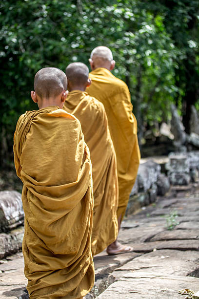 マチュアモンクと 2 つのお子様もアンコールの列 - cambodia monk buddhism angkor wat ストックフォトと画像