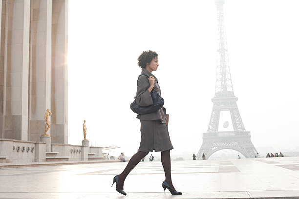 mulher de negócios andar na praça da torre eiffel - ações de bolsa imagens e fotografias de stock