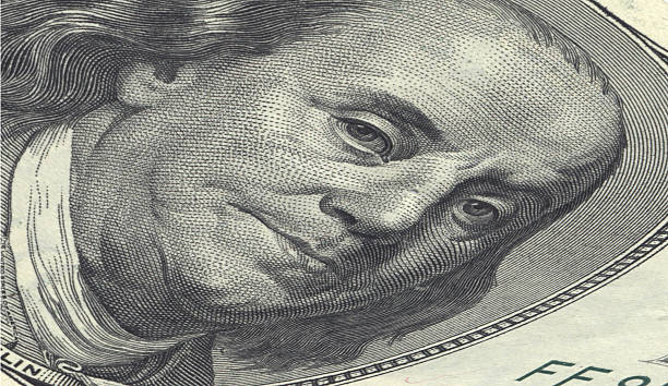 Close-up de notas de cem dólares no fundo branco - foto de acervo