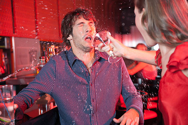 kobieta w klubie rzucać napój w człowiek s twarz - dzialanie przez zaskoczenie zdjęcia i obrazy z banku zdjęć