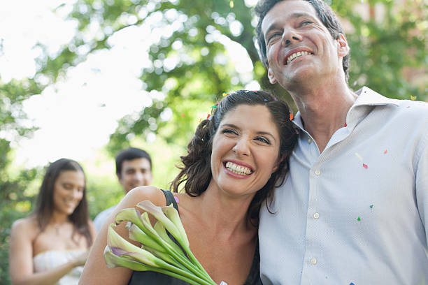 pareja en el exterior del partido con flores y transporte - formal garden front or back yard gazebo night fotografías e im�ágenes de stock