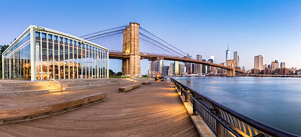 ブルックリン橋公園のパノラマ - east river riverbank waters edge suspension bridge ストックフォトと画像