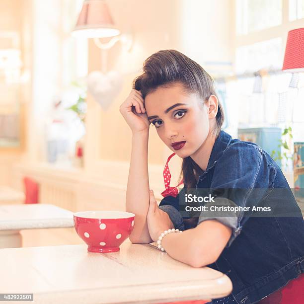 Menina Com Café Retro - Fotografias de stock e mais imagens de 16-17 Anos - 16-17 Anos, Adolescente, Adulto