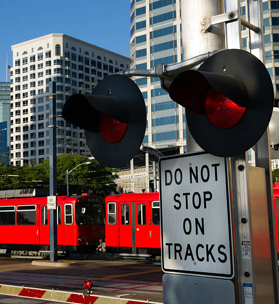 stop 警告信号メトロトランジット鉄道トラックレッドトロリー車 - san diego trolley ストックフォトと画像