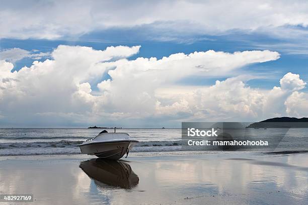 Barca Sulla Spiaggia - Fotografie stock e altre immagini di Acqua - Acqua, Ambientazione tranquilla, Andare in motoscafo