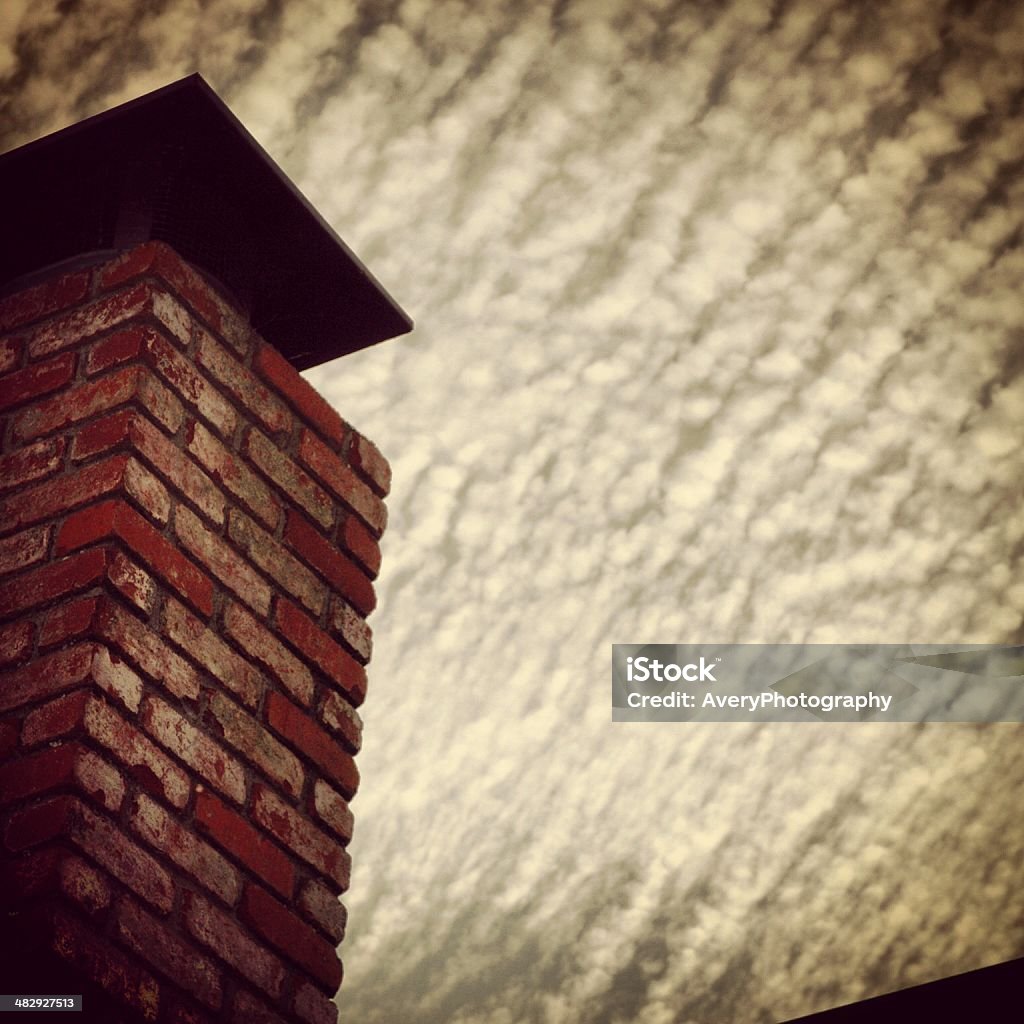 Chimney gegen Wolken - Lizenzfrei Dunkel Stock-Foto