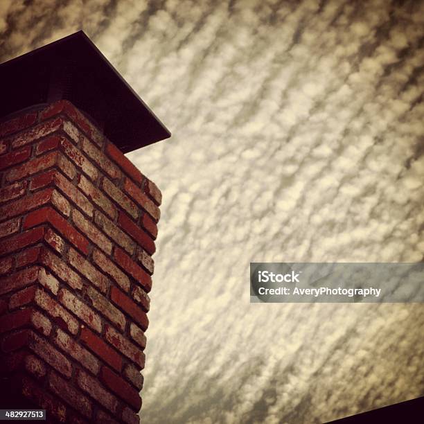 Chimney Gegen Wolken Stockfoto und mehr Bilder von Dunkel - Dunkel, Himmel, Rot