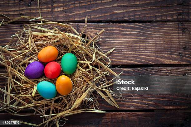 Coloridos Huevos De Pascua Foto de stock y más banco de imágenes de Acontecimiento - Acontecimiento, Arte, Arte y artesanía