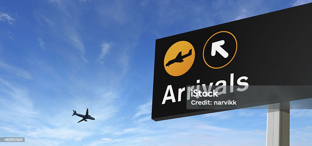 Placa de chegada e avião no Céu - Royalty-free Avião Foto de stock
