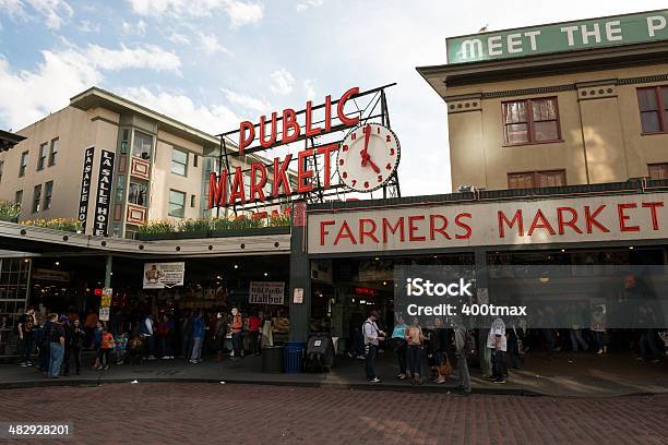 Photo libre de droit de Marché De Pike Place banque d'images et plus d'images libres de droit de Couleur fluo - Couleur fluo, Destination de voyage, Editorial