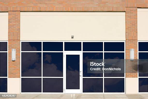 Vazio Nova Frente De Loja - Fotografias de stock e mais imagens de Loja - Loja, Ao Ar Livre, Exterior de edifício