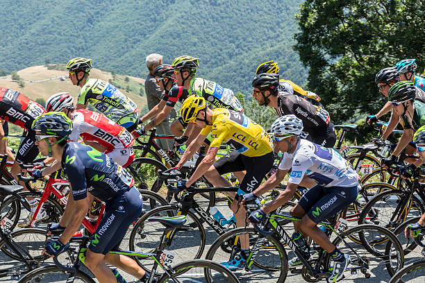 la lutte dans le peloton du tour de france 2015: - tour de france photos et images de collection