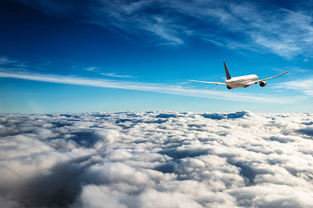 aereo di linea che volano sul cloud - window porthole sky cloudscape foto e immagini stock