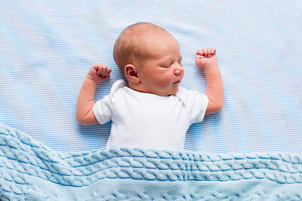 noworodka chłopiec na niebieski koc - baby blanket zdjęcia i obrazy z banku zdjęć